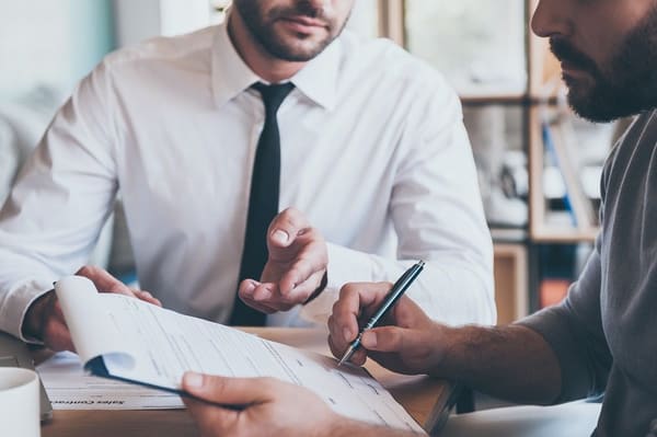 Advogados analisando um contrato